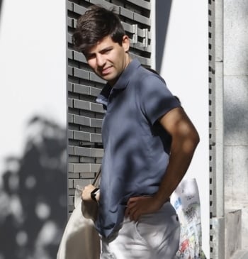 Juan Urquijo, hermano de Teresa, visita al pequeño Lucas
