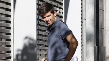 Juan Urquijo, hermano de Teresa, visita al pequeño Lucas
