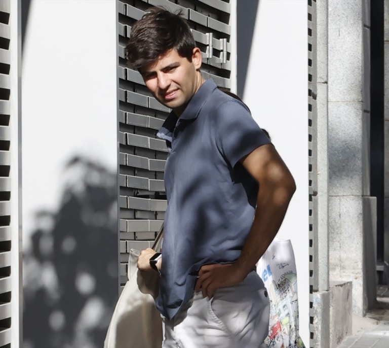 Juan Urquijo, hermano de Teresa, visita al pequeño Lucas