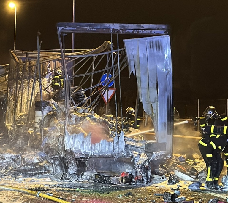 El camión con sprays que ha estallado en la A-6 a la altura de Las Rozas