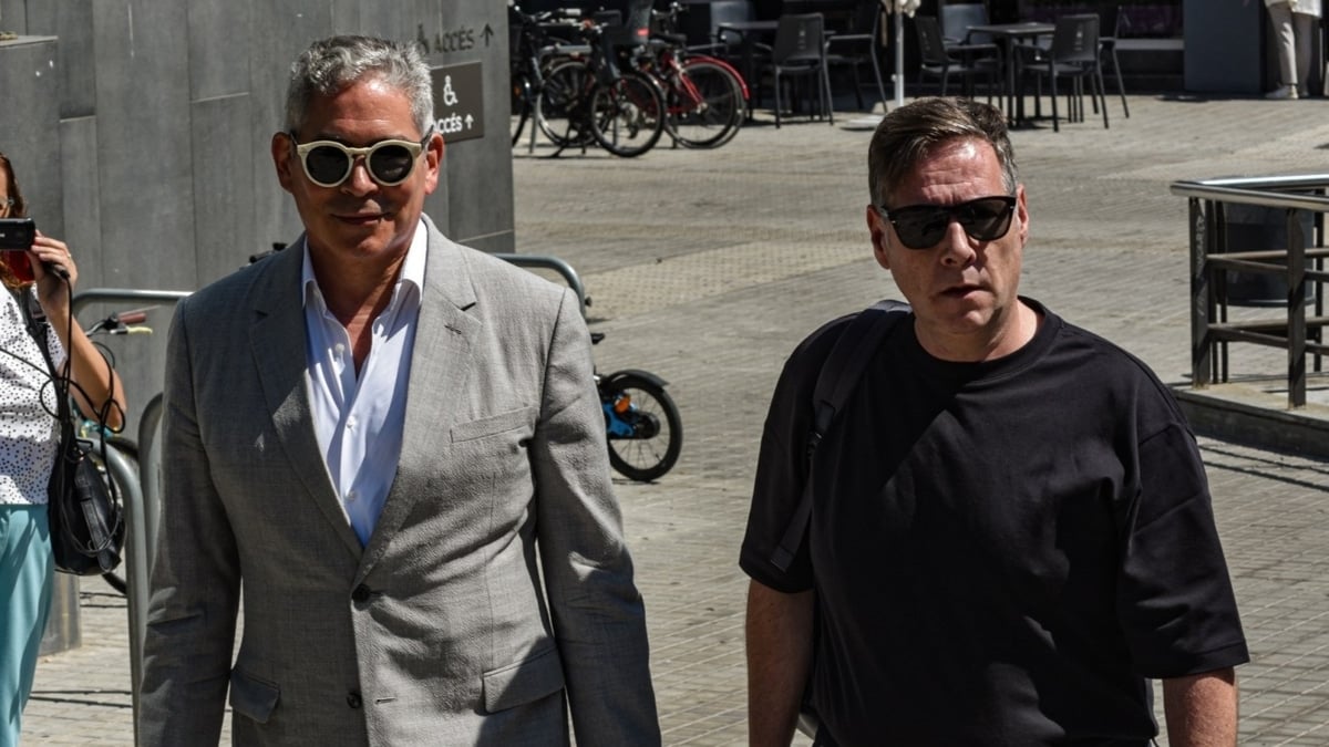 Boris Izaguirre y Carlos Latre llegan al Tanatorio Sancho de Ávila de Barcelona para despedir a Toni Cruz.