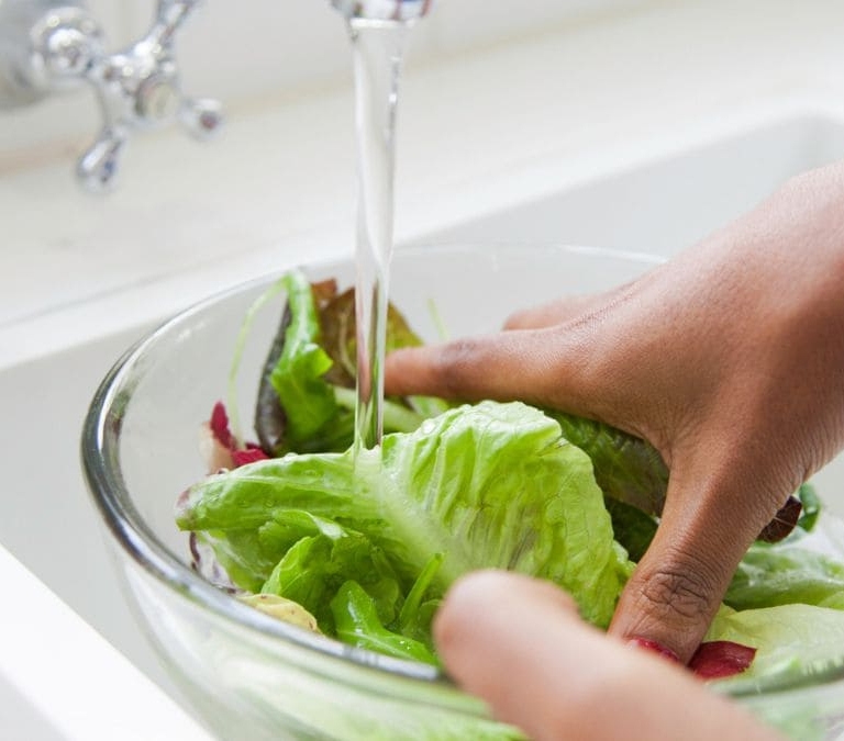 Así debes lavar la lechuga si quieres eliminar todas las bacterias