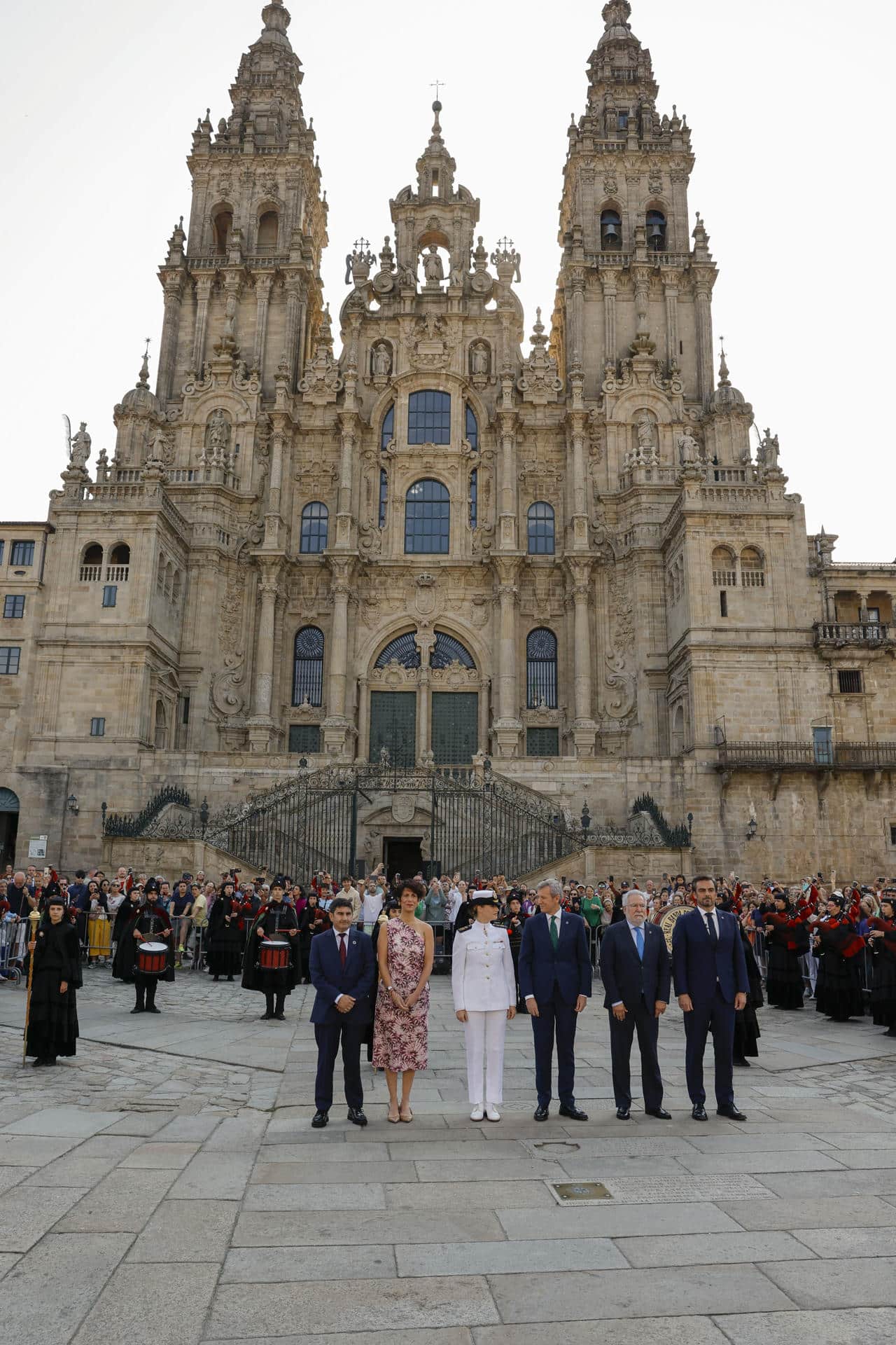 SANTIAGO DE COMPOSTELA, 14/07/2025.- La princesa Leonor recibe este lunes la Medalla de Oro de Galicia, la mayor distinción que otorga la Xunta en un acto celebrado en el Hostal dos Reis Católicos, en Santiago de Compostela, y que cuenta con la presencia del presidente gallego, Alfonso Rueda (3d) y la ministra de Inclusión, Seguridad Social y Migraciones, Elma Saiz (2i), entre otros. EFE/ Lavandeira