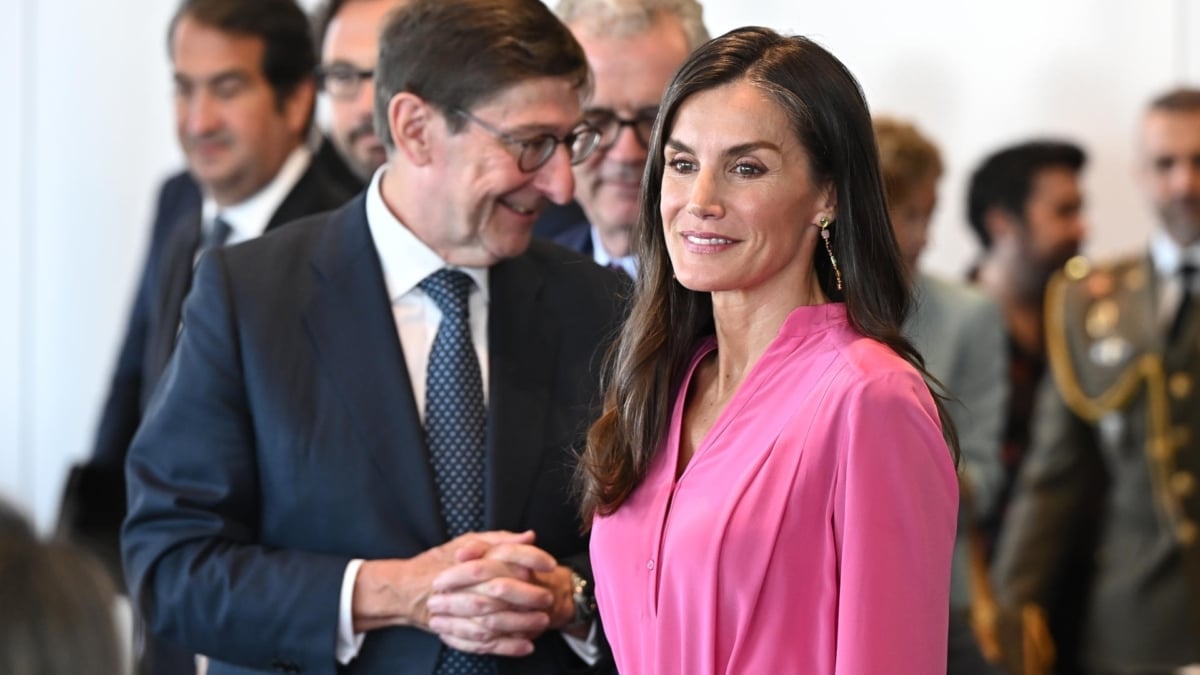 La reina Letizia, acompañada del presidente de la Fundación FAD, José Ignacio Goirigolzarri, este jueves en Madrid.