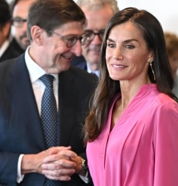 Letizia en rosa reciclado, o el arte de reinar sin estrenar