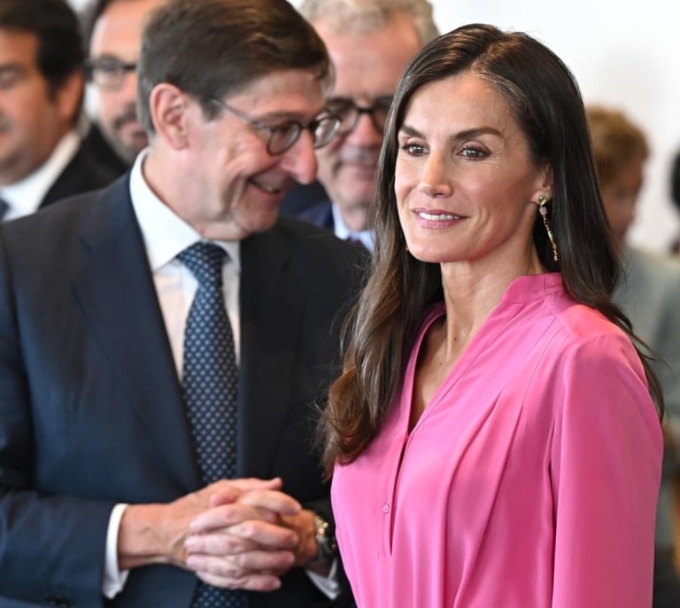 Letizia en rosa reciclado, o el arte de reinar sin estrenar