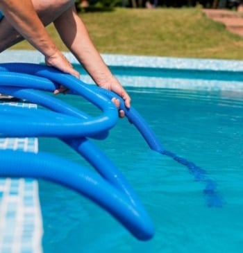 El nuevo método para limpiar tu piscina sin cloro ni alguicida