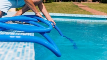 El nuevo método para limpiar tu piscina sin cloro ni alguicida