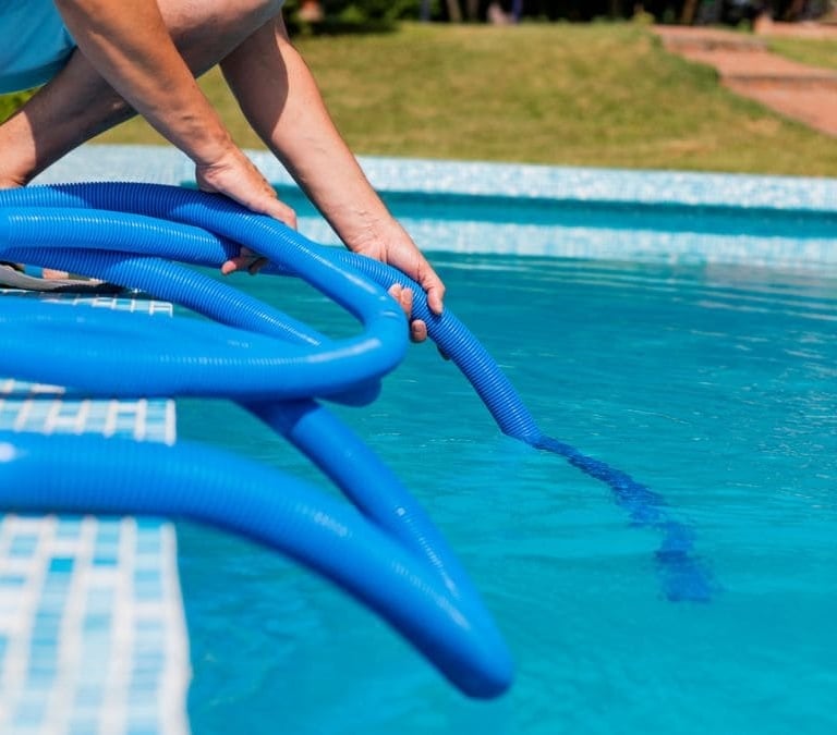El nuevo método para limpiar tu piscina sin cloro ni alguicida