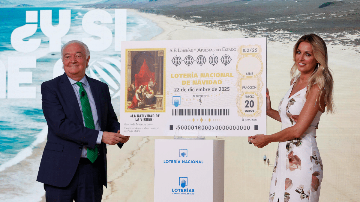 El presidente de Loterías y Apuestas del Estado, Jesús Huerta, y la presentadora de televisión Blanca Benlloch este jueves durante la presentación de los décimos del Sorteo Extraordinario de la Lotería de Navidad.