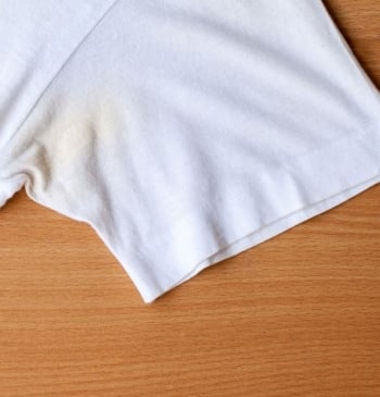 Así puedes eliminar definitivamente las manchas de desodorante de las prendas