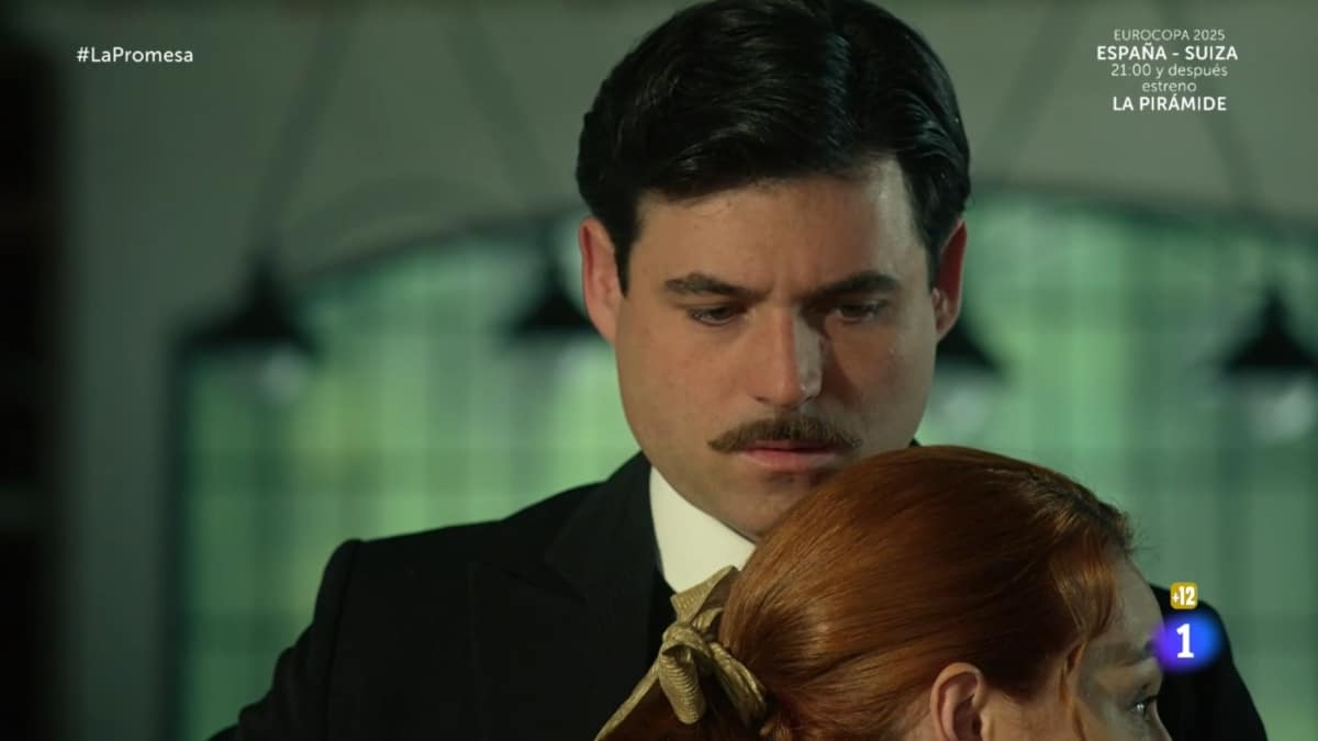 Manuel (Arturo García Sancho) y Enora (Sara Font) se abrazan en 'La Promesa'