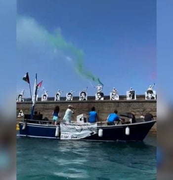 Piraguas y bengalas en el mar para pedir la vuelta a casa [...]
