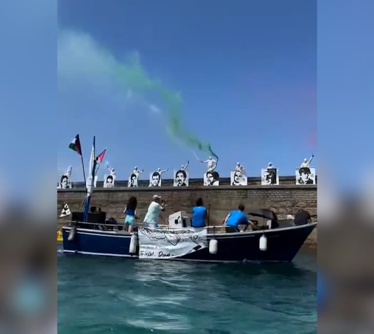 Piraguas y bengalas en el mar para pedir la vuelta a casa de los presos de ETA