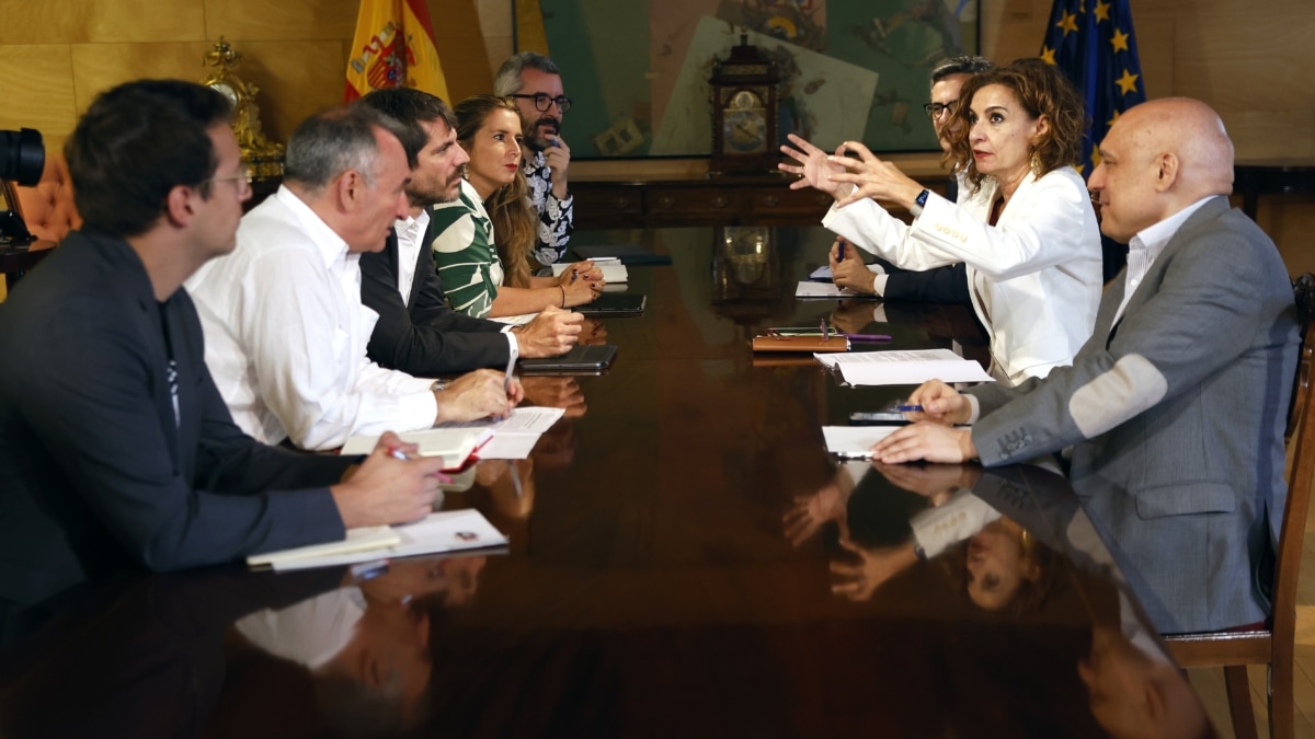La vicepresidenta primera y ministra de Hacienda, María Jesús Montero (2d), y el ministro de la Presidencia, Justicia y Relaciones con las Cortes, Félix Bolaños (3d) (PSOE) se reúnen con el portavoz de Sumar y ministro de Cultura Ernest Urtasun