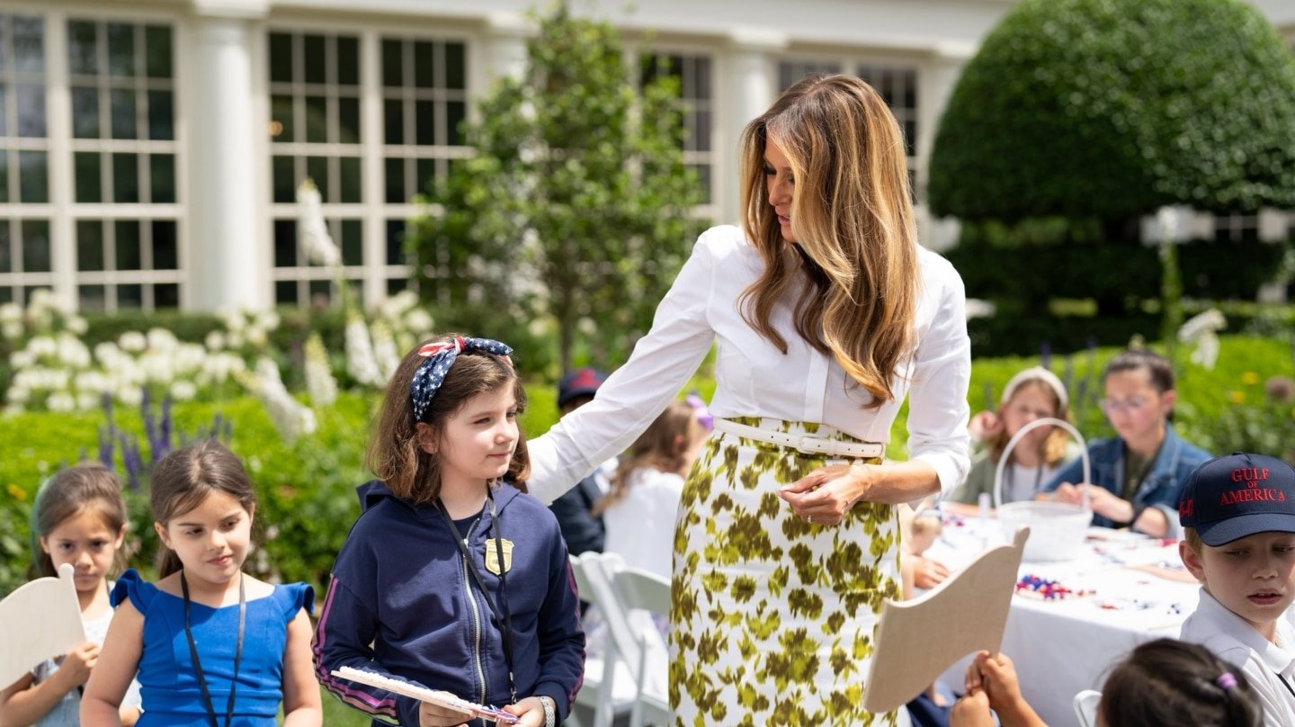Imagen de la primera dama estadounidense, Melania Trump, haciendo "manualidades patrióticas" con niños en los jardines de la Casa Blanca.
