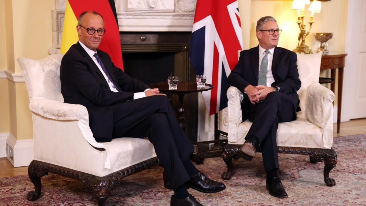 Friedrich Merz (i) y Keir Starmer en la residencia privada del premier británico en Londres