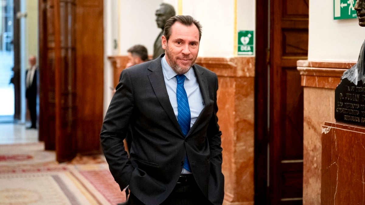 El ministro de Transportes y Movilidad Sostenible, Óscar Puente, a su salida de una sesión plenaria en el Congreso de los Diputados