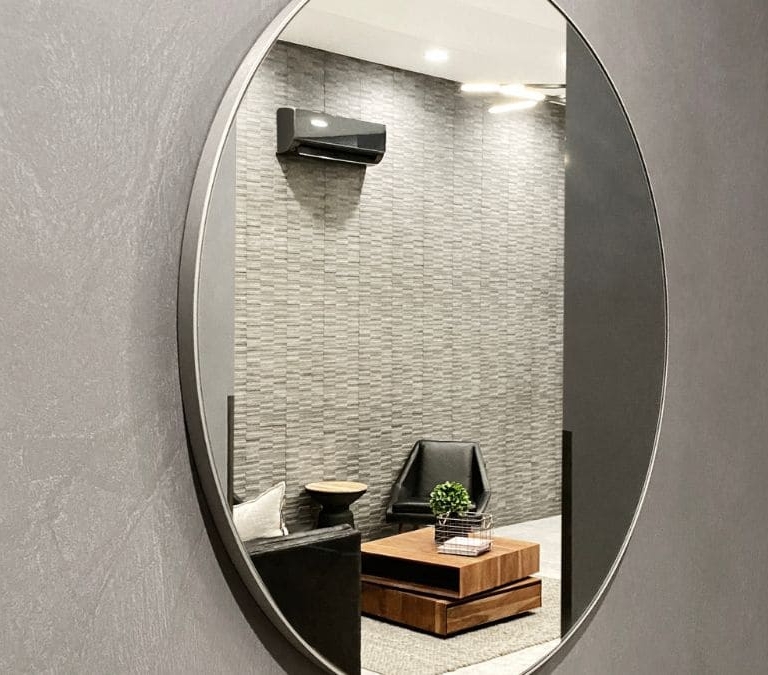 Los motivos por el que nos vemos mejor al mirarnos en un espejo que en una foto