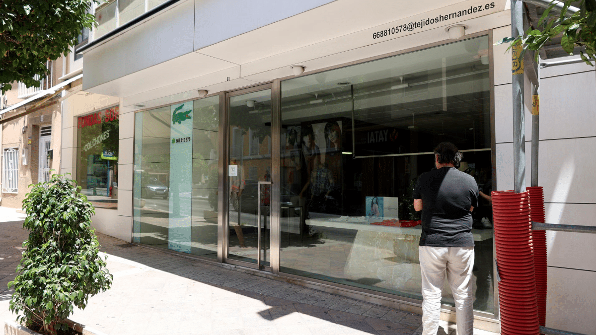 Escaparate de Tejidos Hernández, la tienda familiar donde este sábado ha tenido lugar la muerte de Felipe Hernández.
