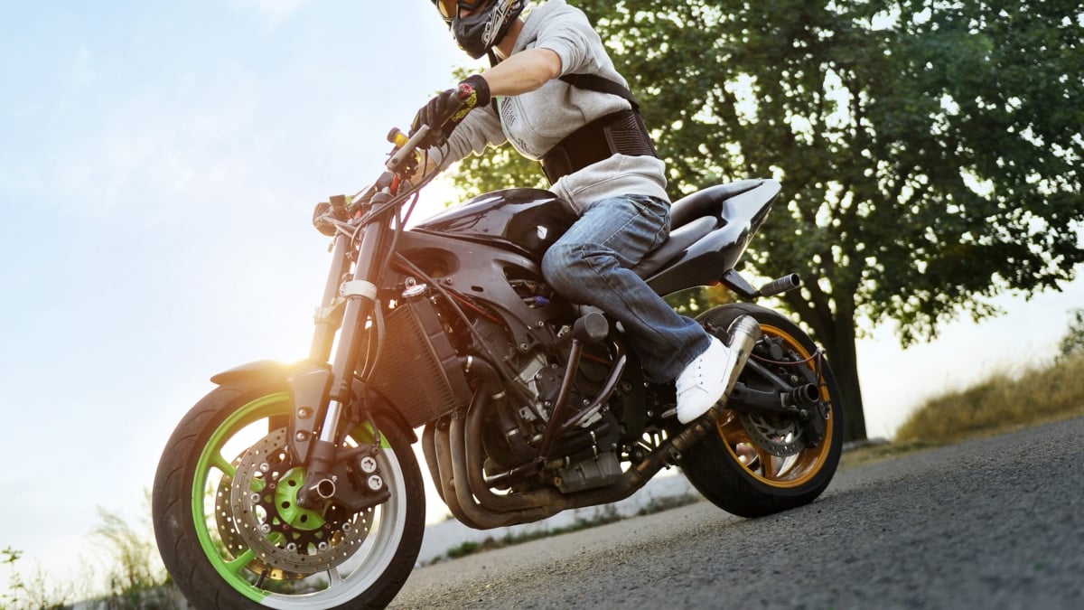 Un motociclista en la carretera