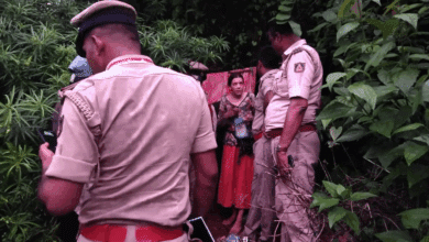 "Han destruido nuestro hogar": la mujer rusa que vivía en una cueva de la India con sus dos hijas se resiste a la deportación