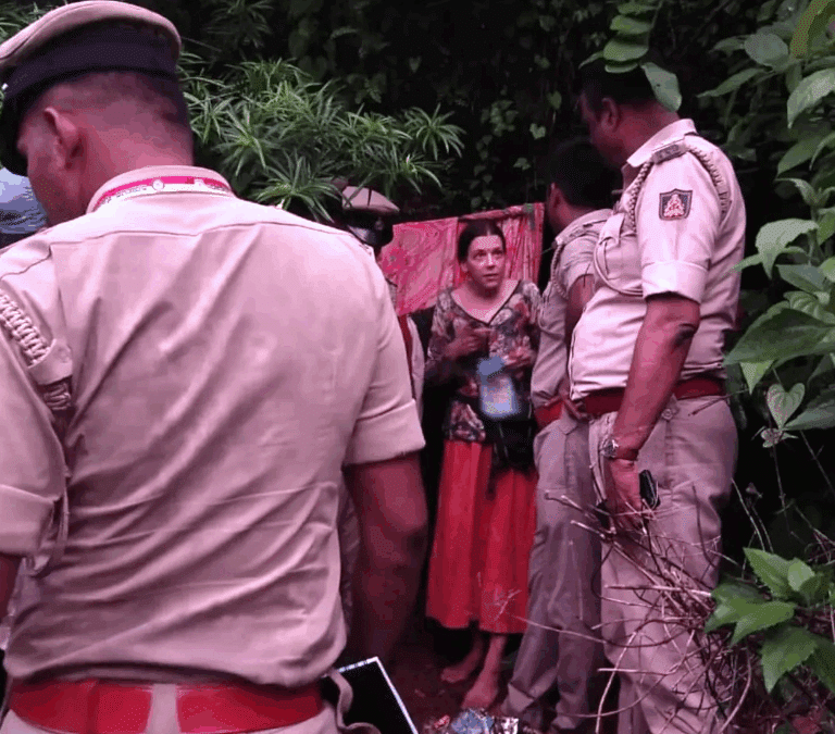 "Han destruido nuestro hogar": la mujer rusa que vivía en una cueva de la India con sus dos hijas se resiste a la deportación