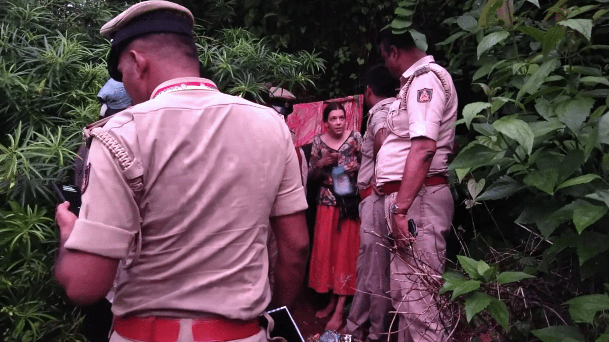 Nina Kutina tras ser descubierta por la policía india en su cueva.