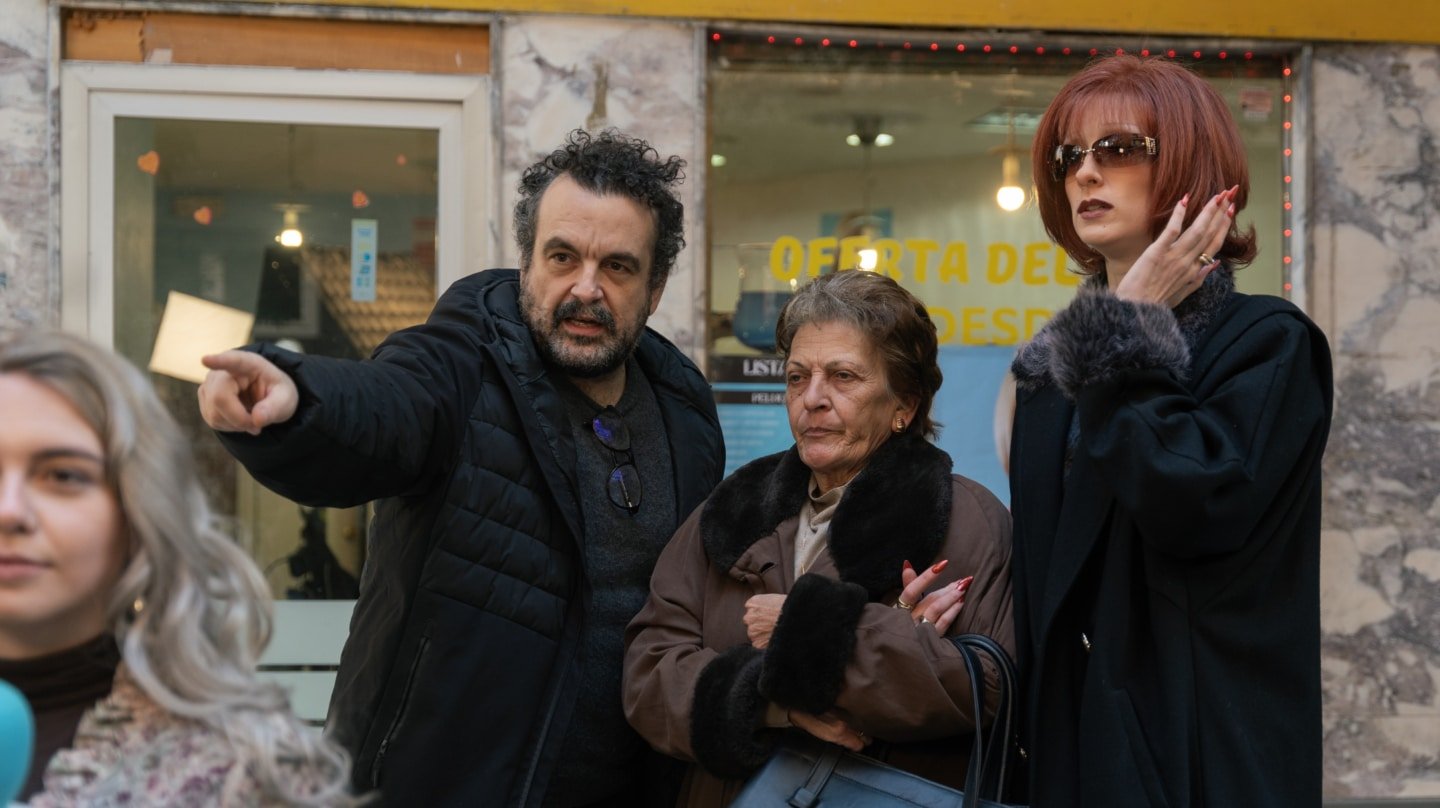Nacho Vigalondo dirige a las actrices Rocío Ibáñez (centro) y Ingrid García-Jonsson (derecha) en el primer capítulo de la miniserie de Netflix 'Superestar'