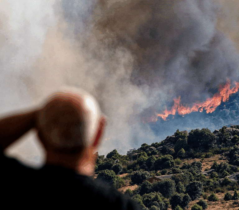 Los incendios de Navaluenga e Ibi evolucionan favorablemente, aunque sigue la alerta en Villena
