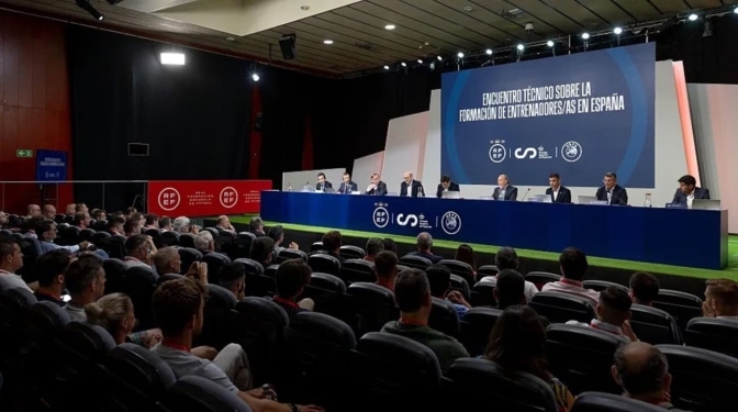Manuel Louzán preside reunión con UEFA y con los centros formativos para entrenadores