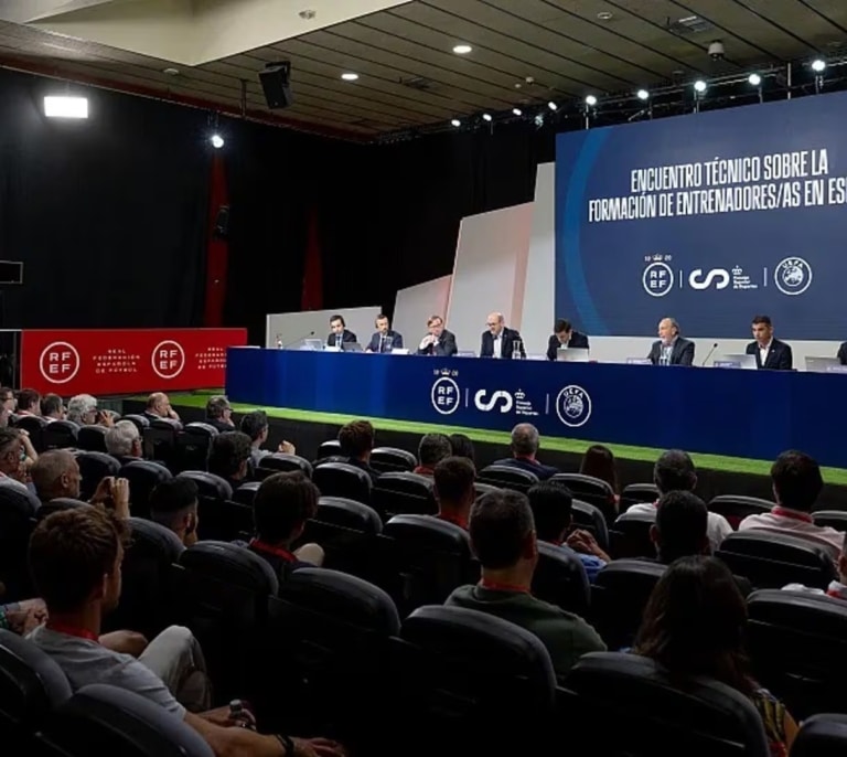 Manuel Louzán preside reunión con UEFA y con los centros formativos para entrenadores