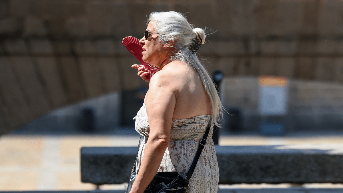 Una mujer se abanica durante la ola de calor en Madrid.