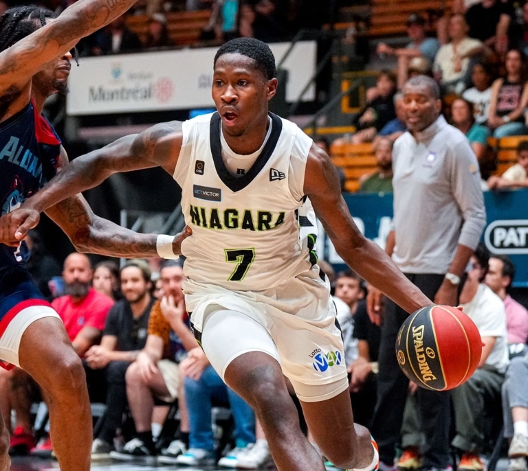 Oficial: Omari Moore, base estadounidense,  ficha por el Valencia Basket