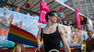 Barcelona se tiñe de arcoíris en una jornada de orgullo y reivindicación