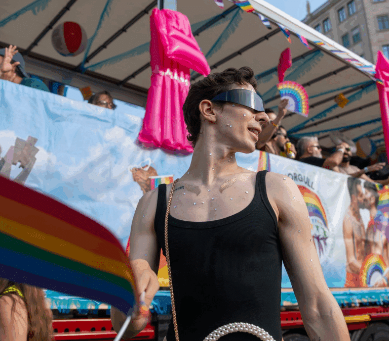 Barcelona se tiñe de arcoíris en una jornada de orgullo y reivindicación