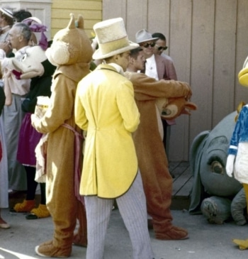 El domingo negro de Disneyland: caos, disfraces terroríficos y zapatos pegados al [...]