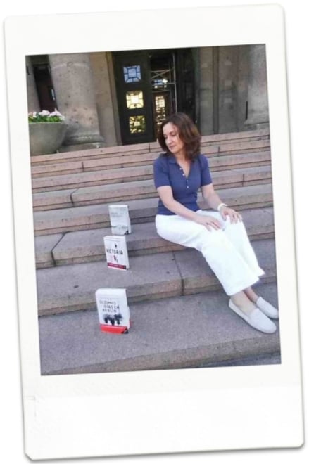 Paloma Sánchez-Garnica con sus libros de Berlín.
