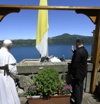 El Papa reitera su oferta a Putin y Zelenski para negociar la [...]