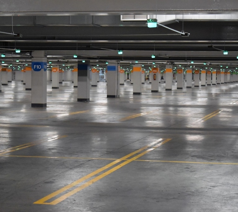 Plazas de parking para mujeres: ¿Qué son y cuál es su futuro?