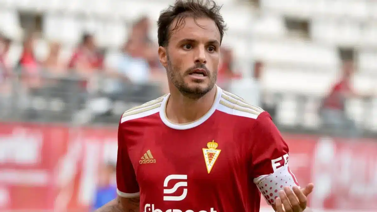 Pedro León renueva una temporada más con el Real Murcia como capitán