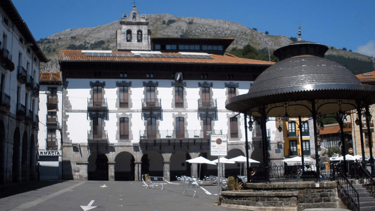 Plaza Mayor de Azpeitia, donde tuvieron lugar los incidentes que desembocaron en el asalto a la sede de la policía local.