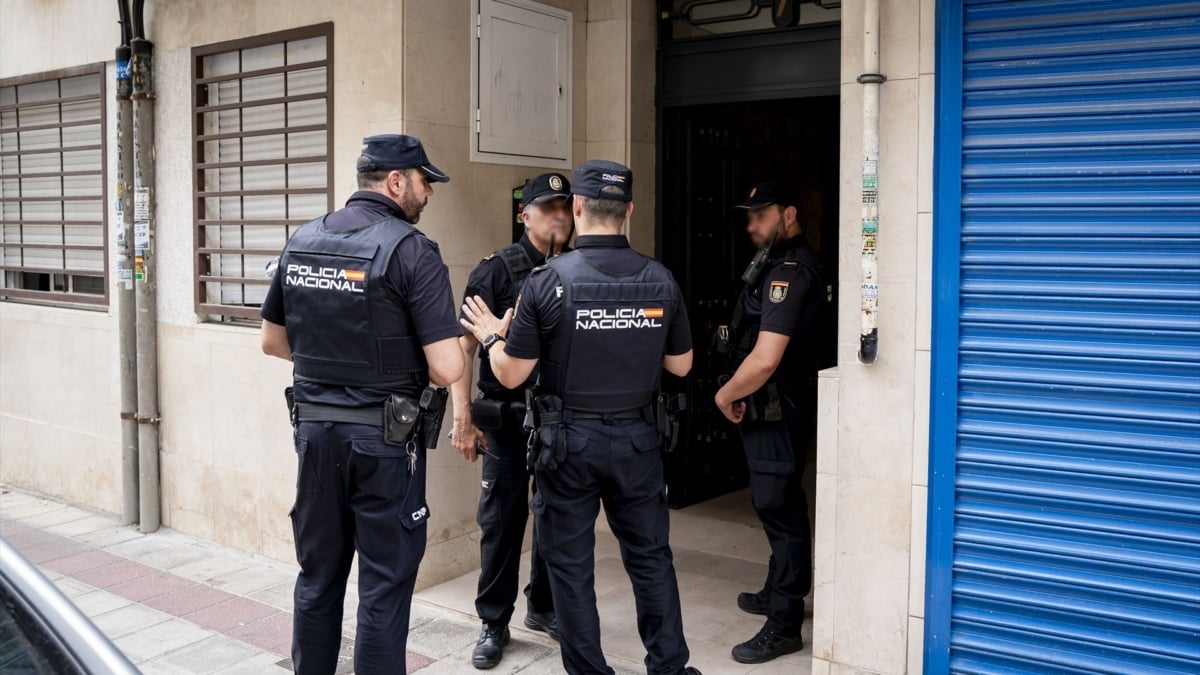 Agentes de la Policía Nacional en un operativo en una foto de archivo.