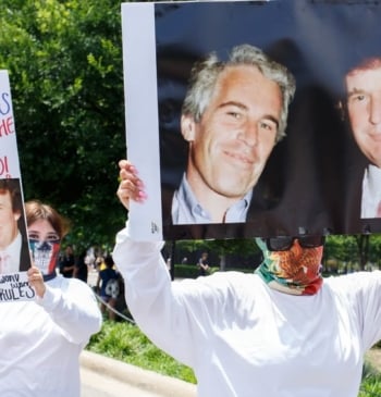 El monstruo conspiranoico que alzó a Trump se vuelve contra él