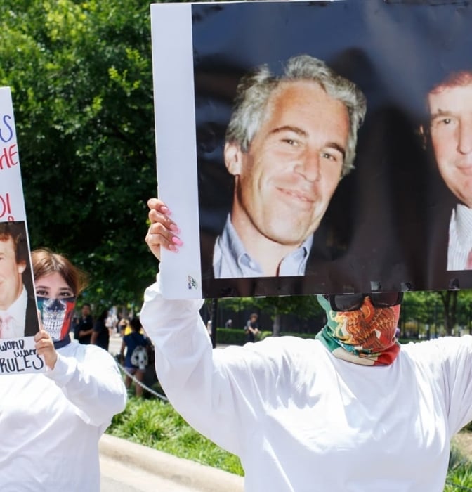 El monstruo conspiranoico que alzó a Trump se vuelve contra él
