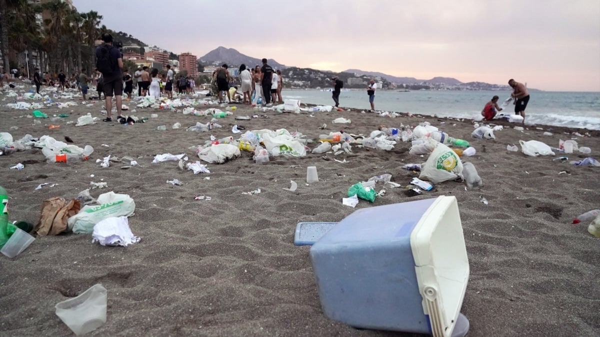 Restos de basura en la playa de La Malagueta tras la celebración de la noche de San Juan.