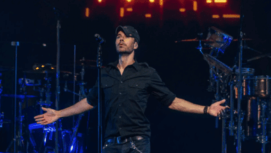 El beso de Enrique Iglesias a Emilia: ¿incómodo o fraternal?