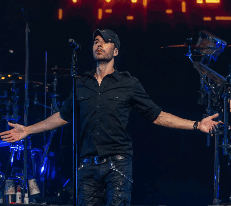 El beso de Enrique Iglesias a Emilia: ¿incómodo o fraternal?