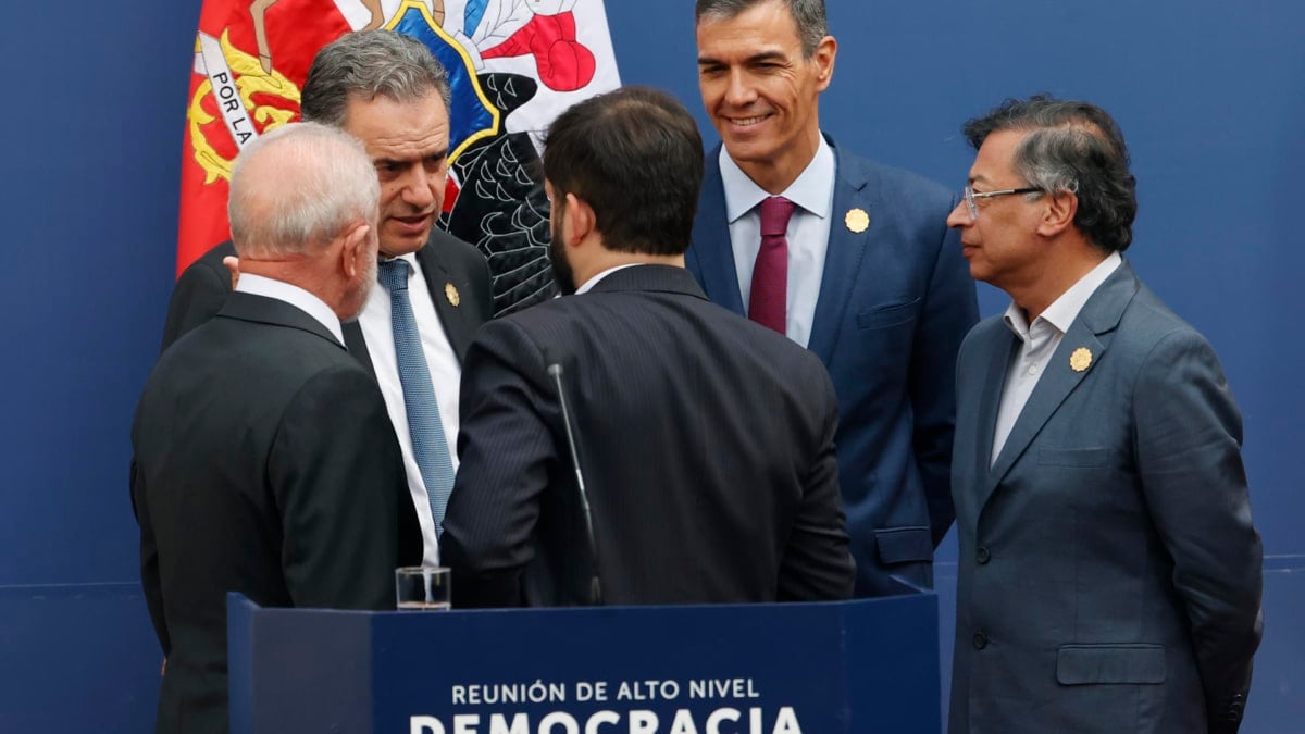 Pedro Sánchez y varios líderes progresistas latioamericanos en Santiago de Chile