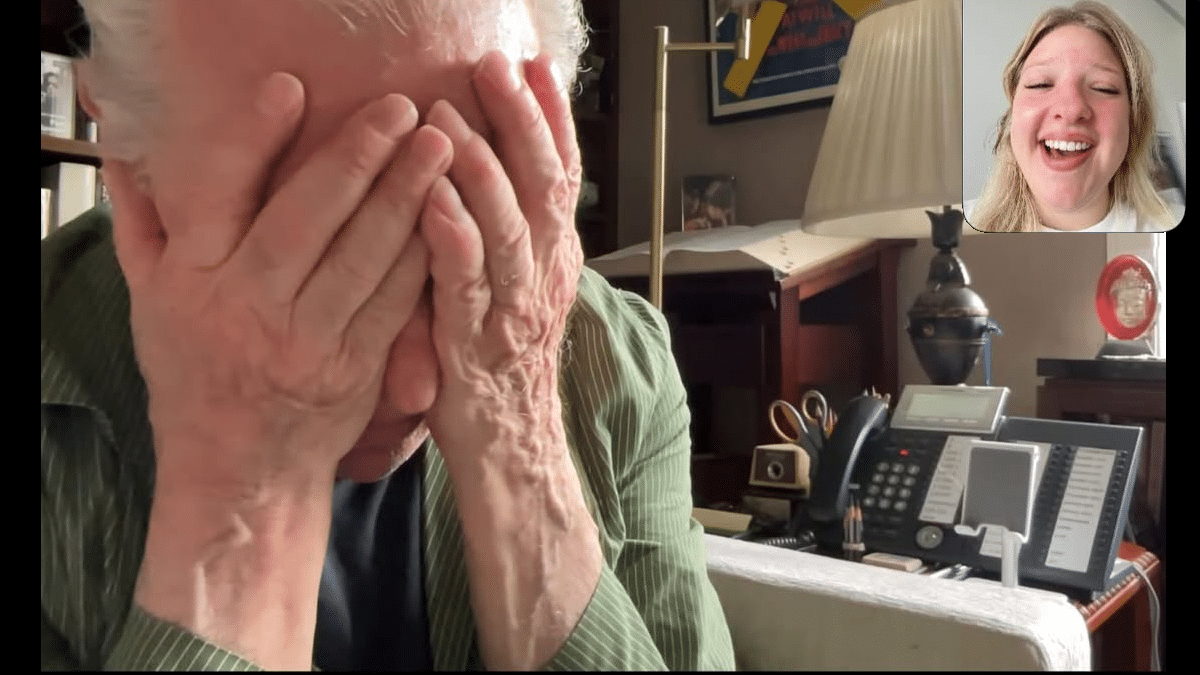 Scorsese emocionado en videollamada con su hija Francesca.